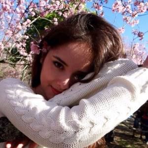 Meet your Posher, Larissa